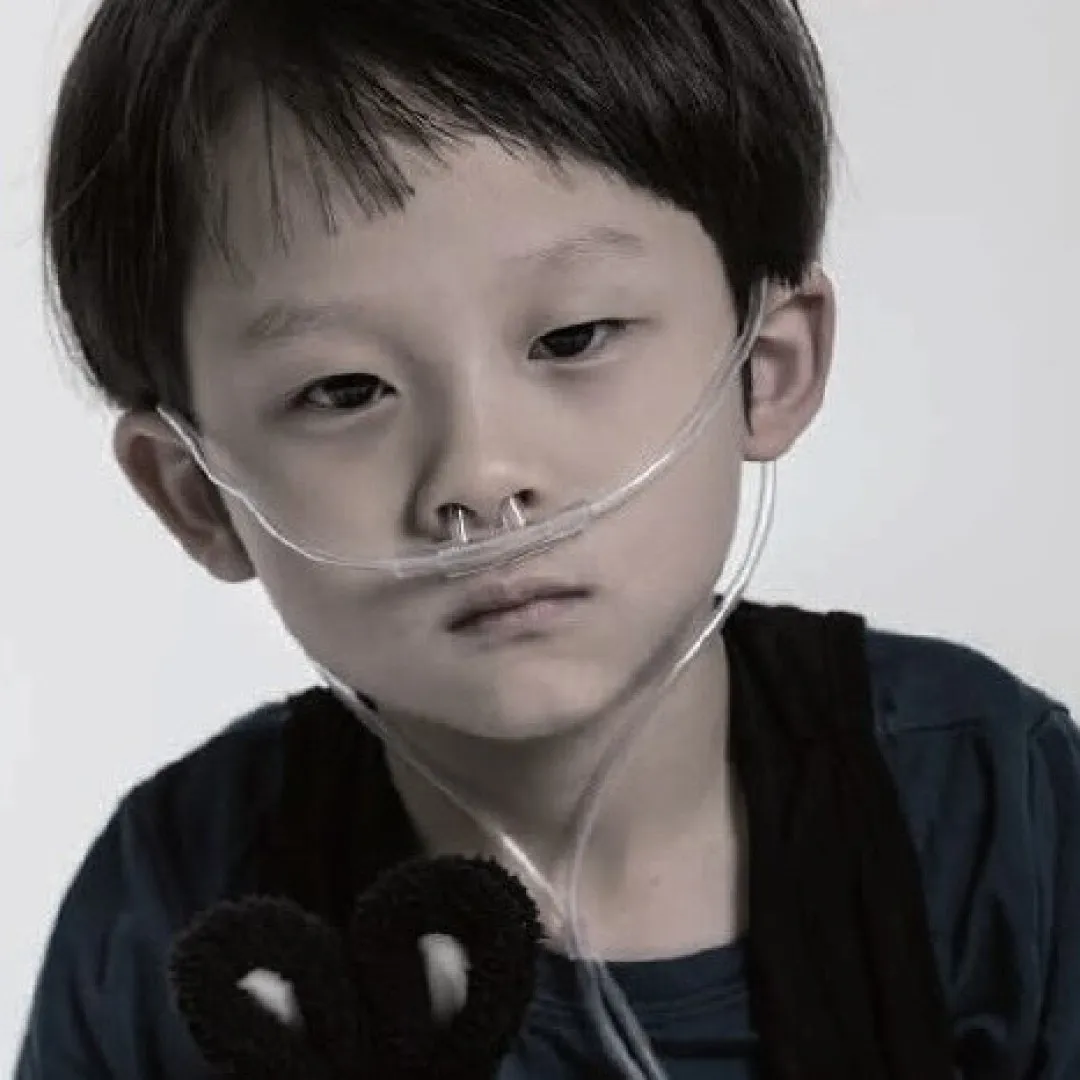 昔日「煙害廣告病童」長大了！17歲近照曝光變爆肌型男！