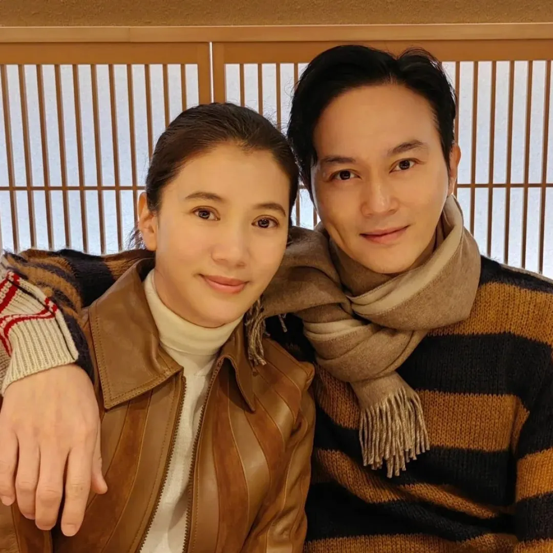 張智霖滿面白鬚變滄桑大叔？！袁詠儀素顏同框少女感爆棚！夫妻極大對比惹熱議！