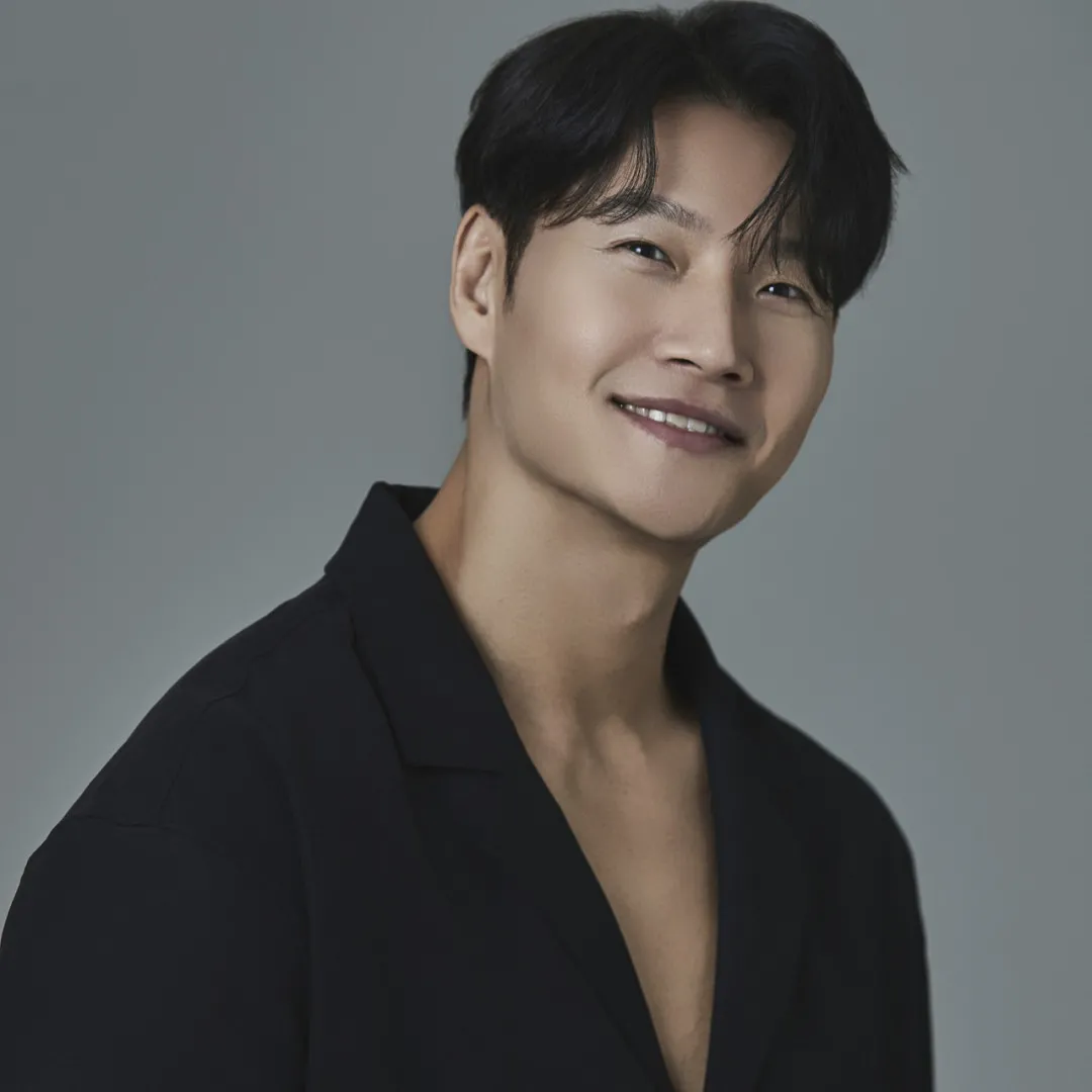 金鐘國新婚半年驚爆患罕見病！硬撐開工需攙扶入場令人擔憂！