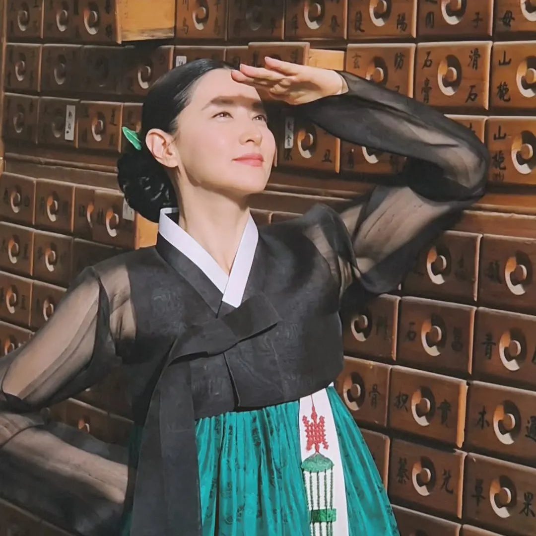 55歲李英愛重遊《大長今》拍攝地！23年對比照美貌零變化震撼網友