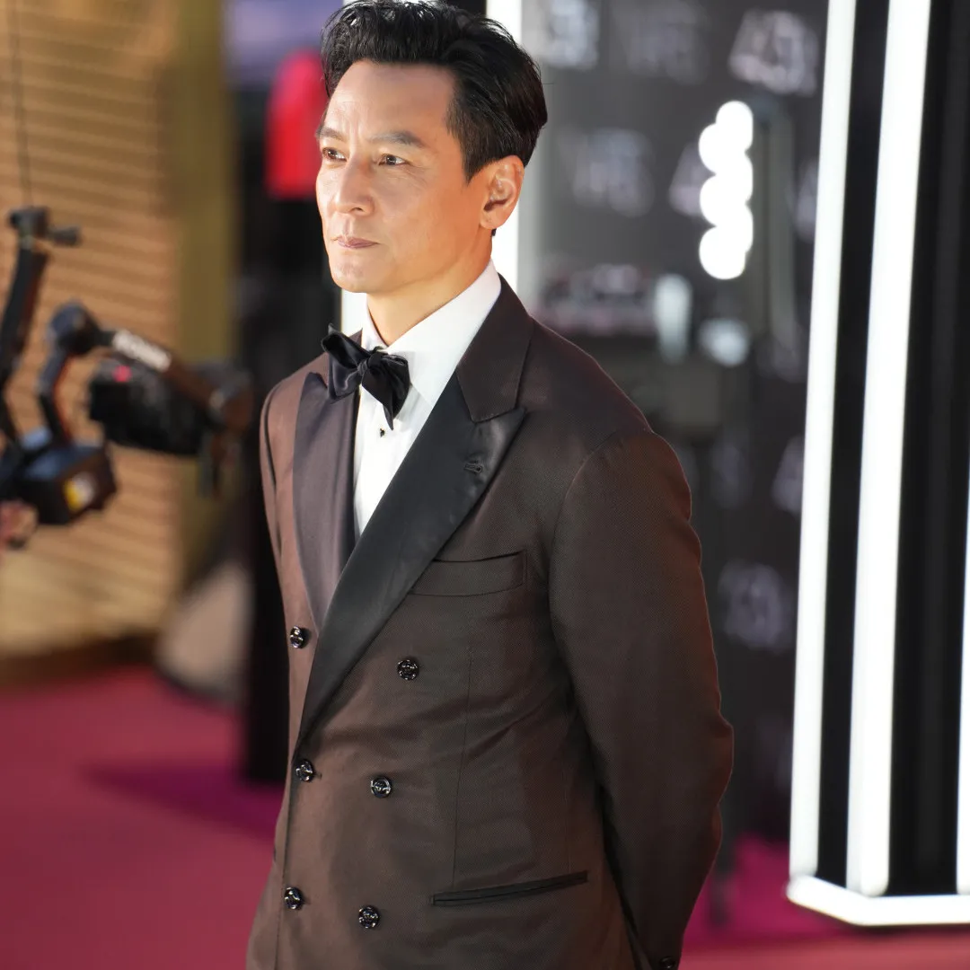 51歲吳彥祖突襲素人婚禮做伴郎！帥氣臉蛋依舊驚人！零架子玩接新娘遊戲！