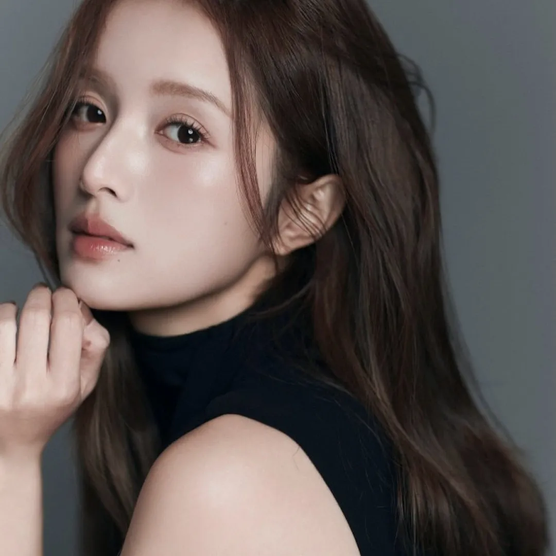 鄺潔楹罕晒唯美寫真騷白滑香肩！玲瓏身材若隱若現爆發女人味！