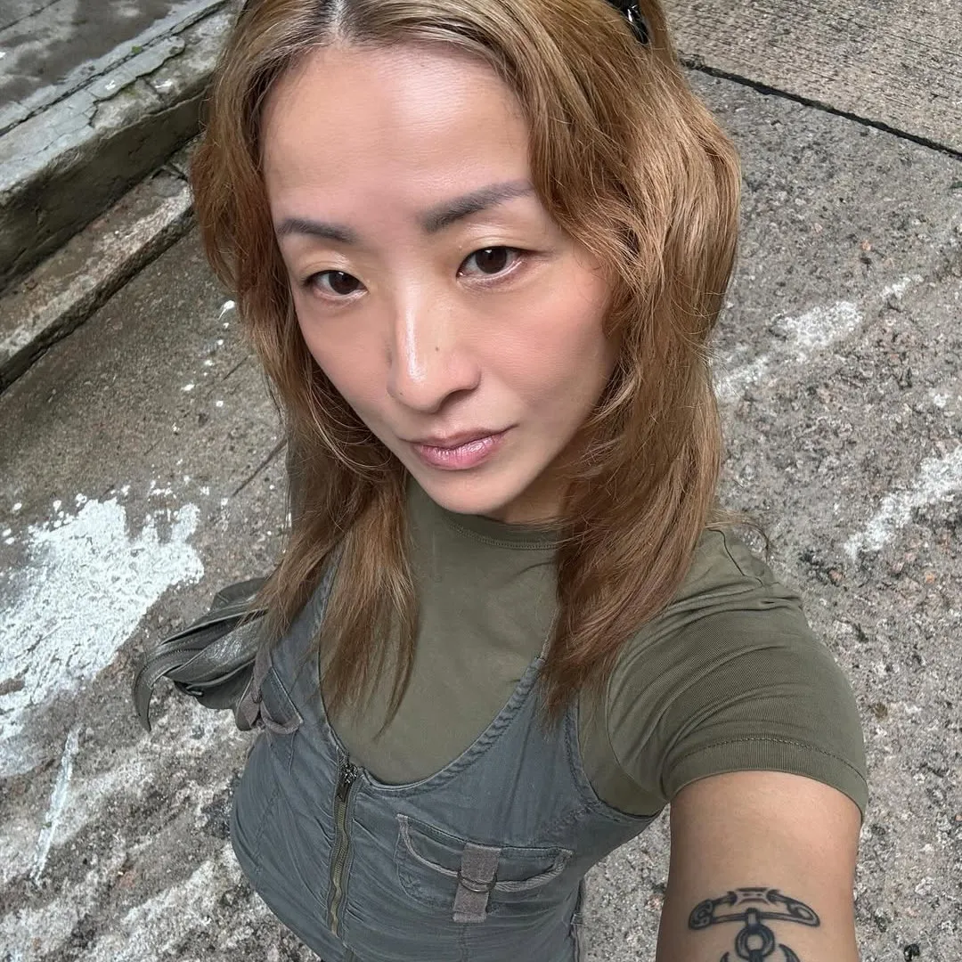 52歲徐濠縈零濾鏡生圖曝光逆齡緊緻肌膚！年輕潮流打扮與21歲愛女似足姊妹！