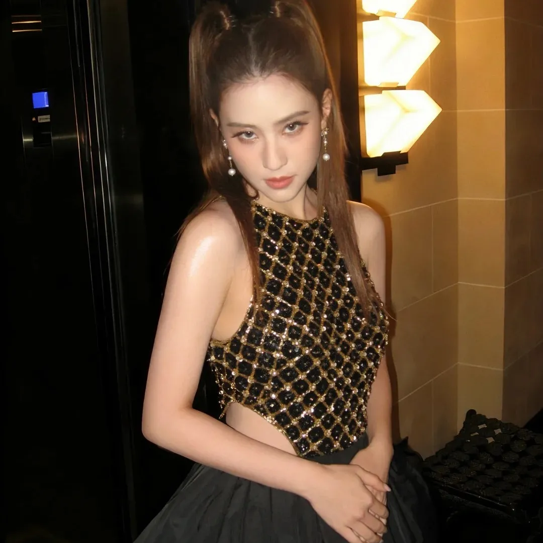 何超蓮吊帶低胸短裙被嫌太瘦？！本尊僅用一字親自回應盡顯超高情商！