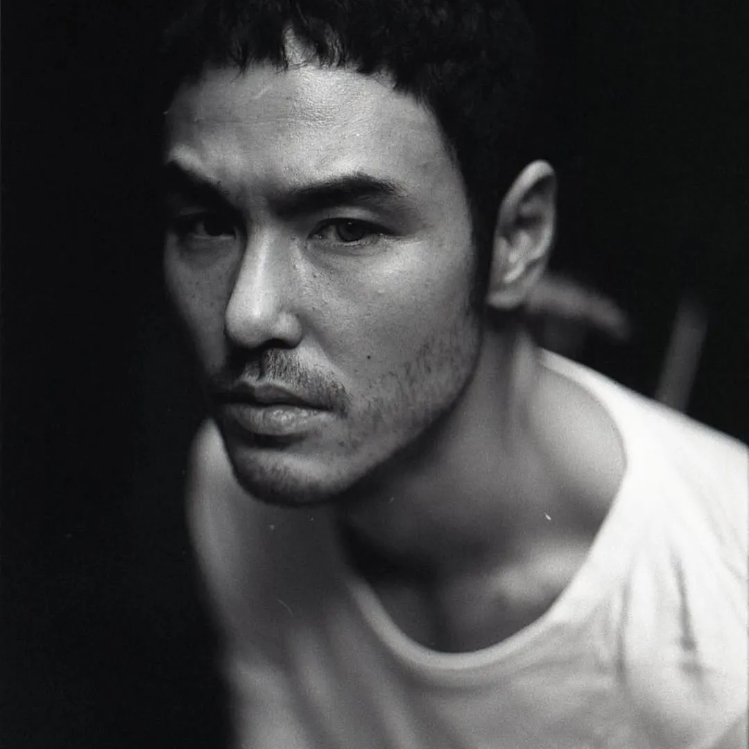 43歲阮經天被爆「父女戀」愛上細20年富家千金！街頭十指緊扣放閃！女方奢華行頭惹熱議！