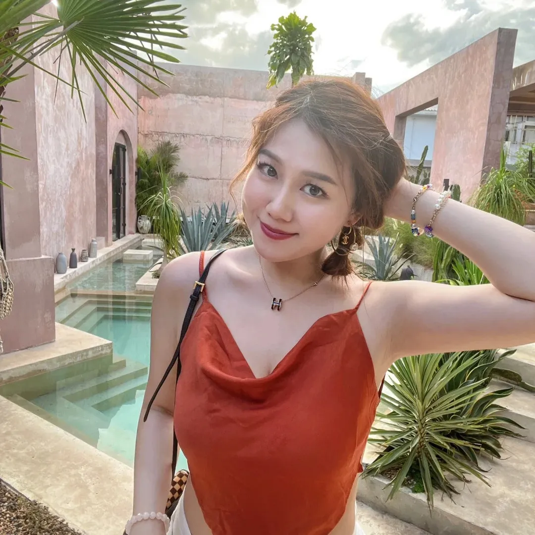 前TVB咪神白雲「禁慾系」寫真疑真空上陣！脫去背心逼爆上圍幾乎奪衣而出極震撼！