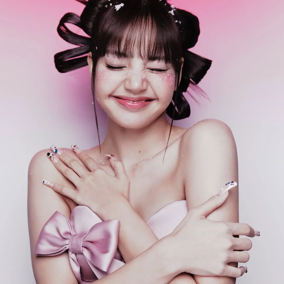 BLACKPINK Lisa峇里島大派比堅尼福利！豪晒頂級S型曲線！高難度倒立騷蜜桃臀！