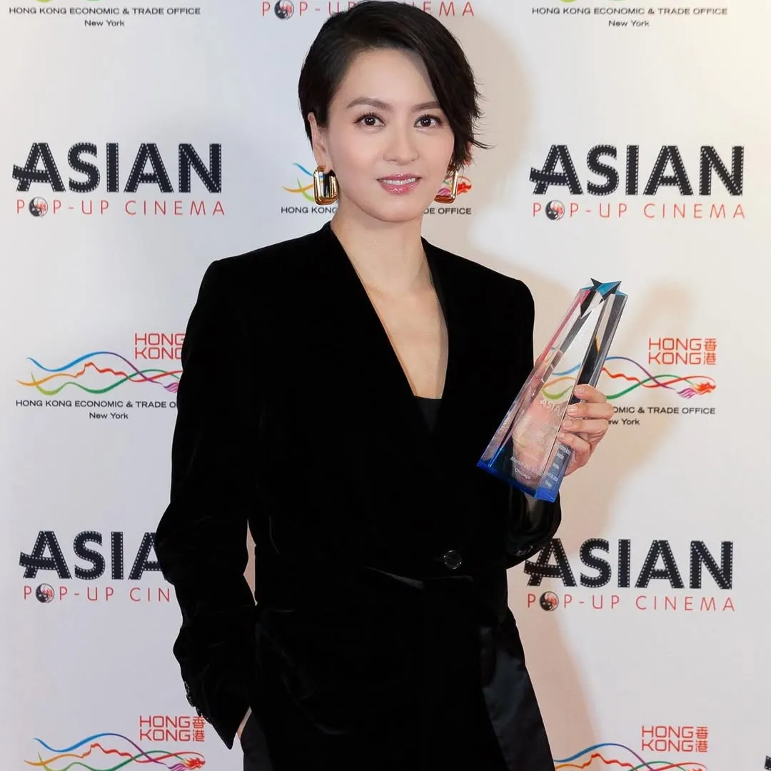 梁詠琪50歲生日罕晒孖生弟弟合照！靚仔外型竟撞樣鍾鎮濤？大爆曾因「太合襯」抗拒合照！