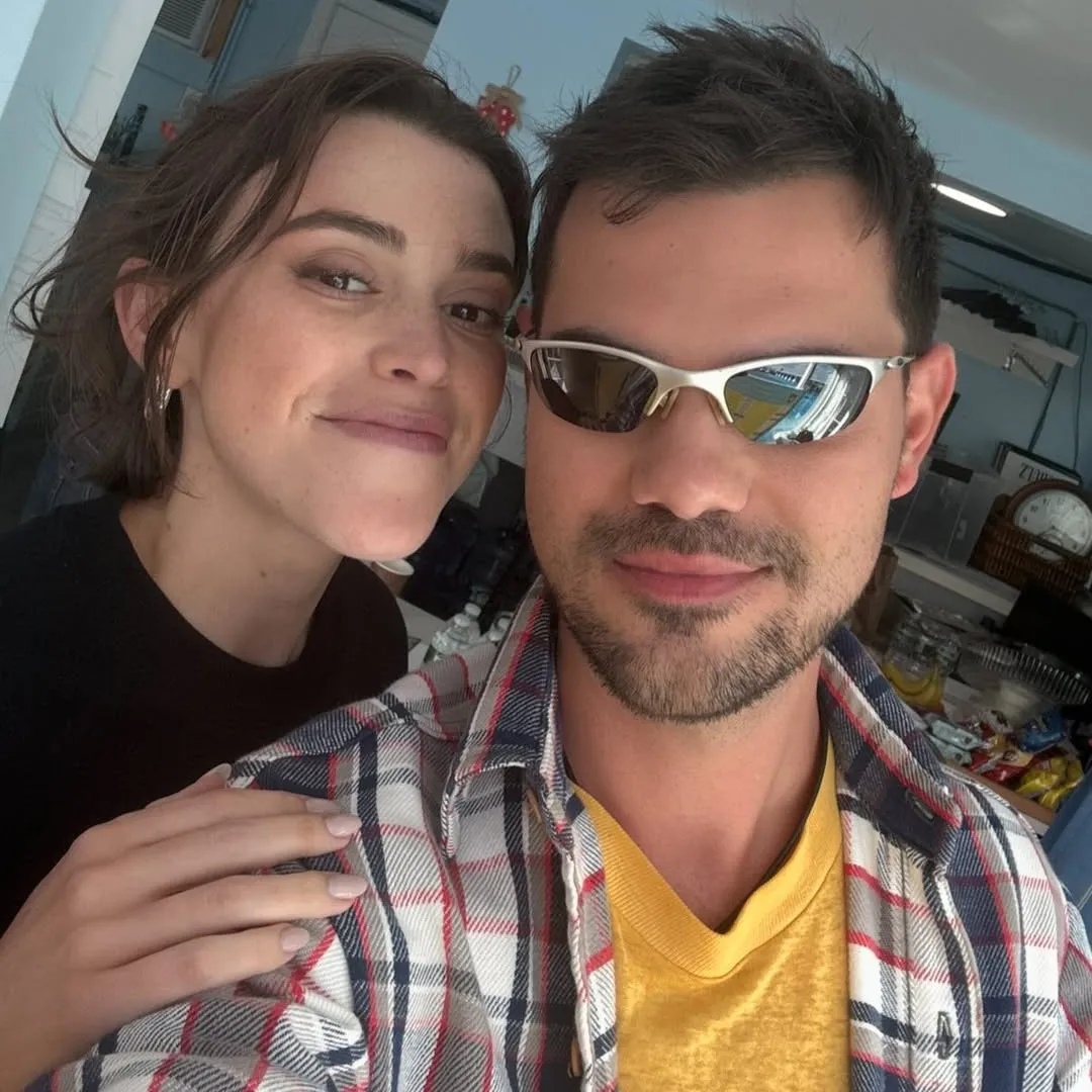 Taylor Lautner婚後4年開心宣佈做爸爸！晒超聲波照甜蜜報喜！溫馨親吻愛妻孕肚！