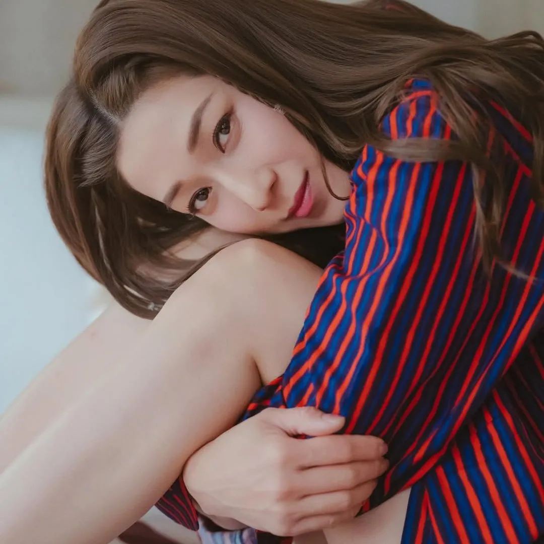 鍾嘉欣激罕派水著福利晒零贅肉S型曲線！熱褲挑戰越野車騷逆天長腿狂吸Like！