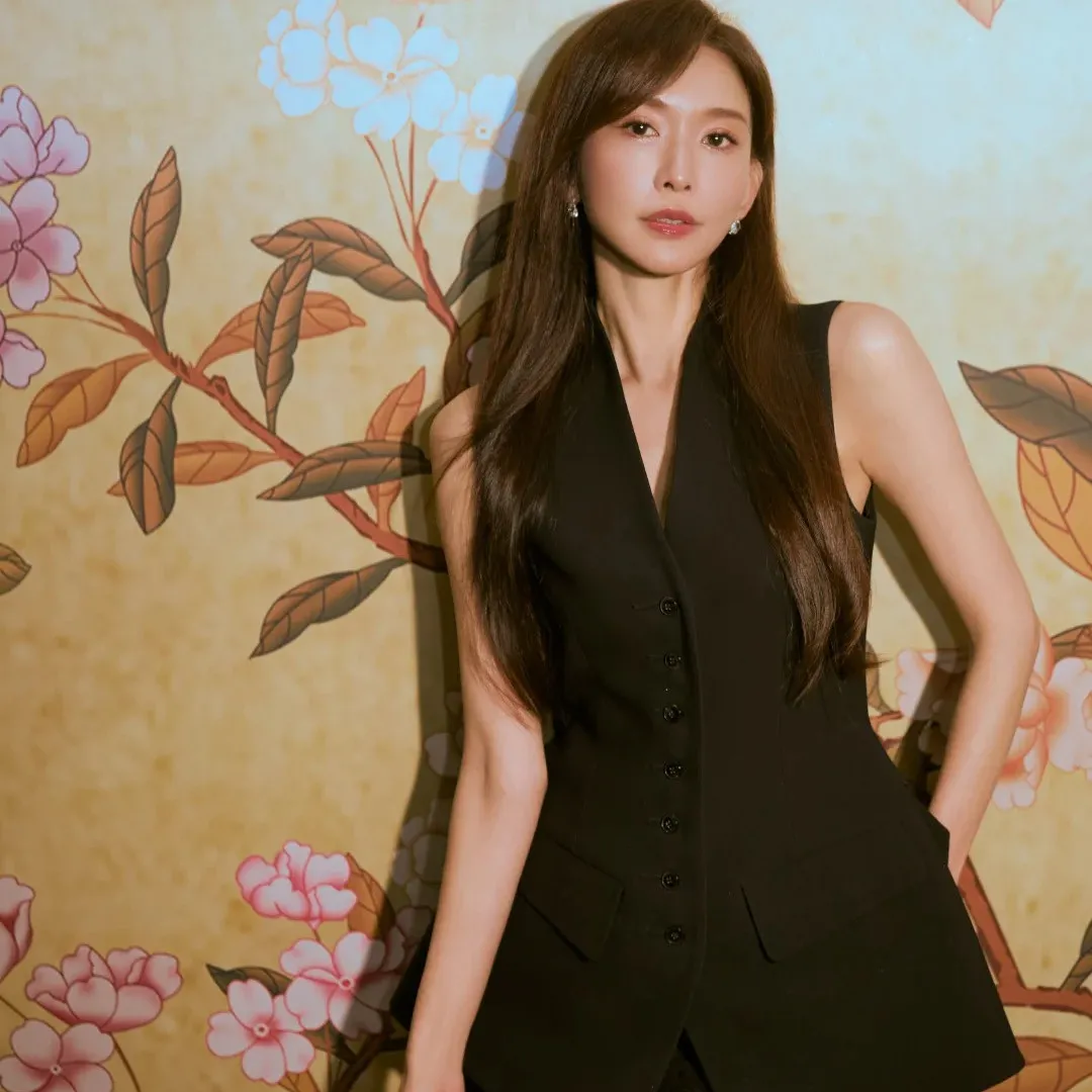 林志玲零偽裝現身香港街頭貼地搭港鐵 ！伸懶腰意外騷零贅肉S型螞蟻腰極吸睛！