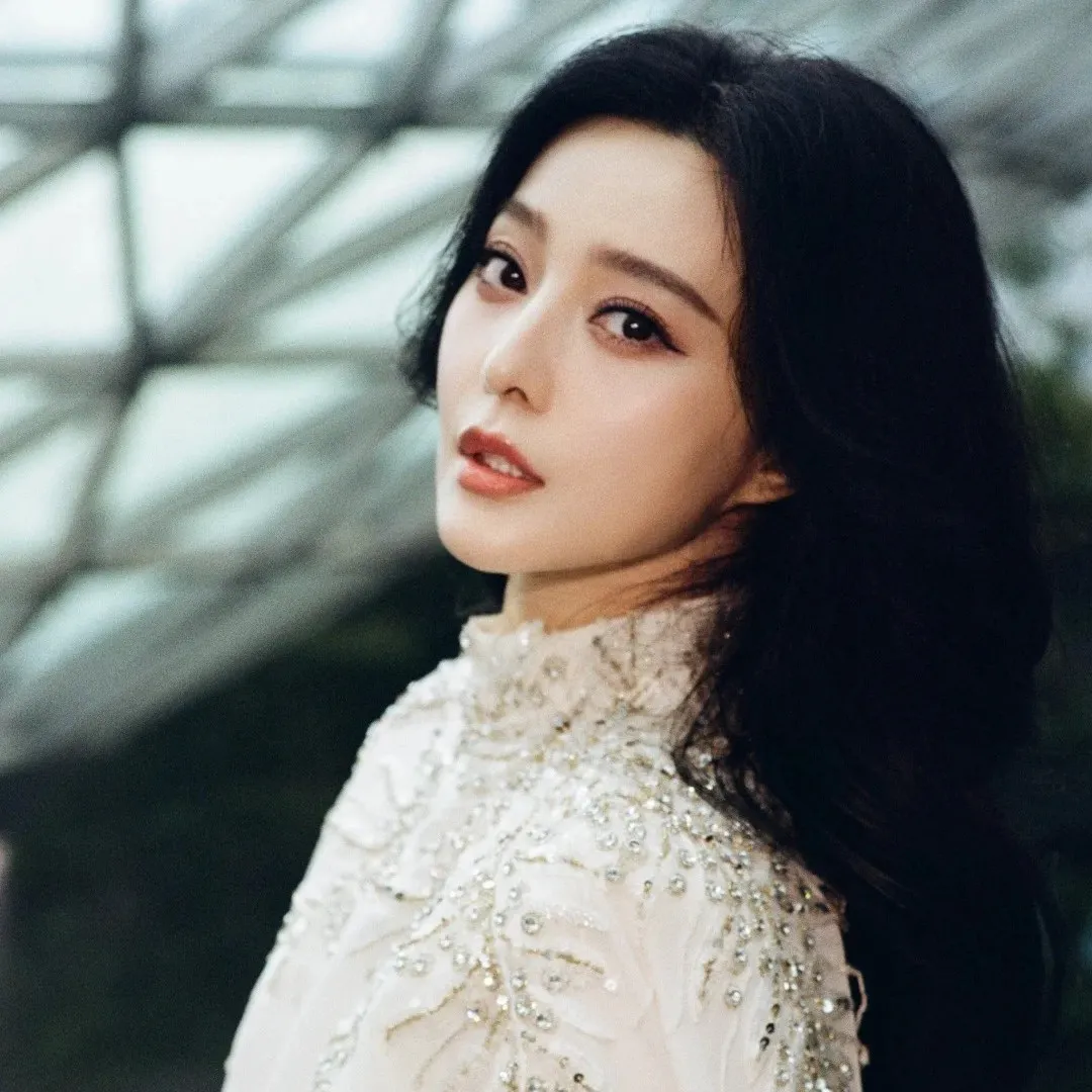 范冰冰晒半億行頭親自宣傳自家品牌！同框視帝、泰國億萬名媛展現超強人脈！