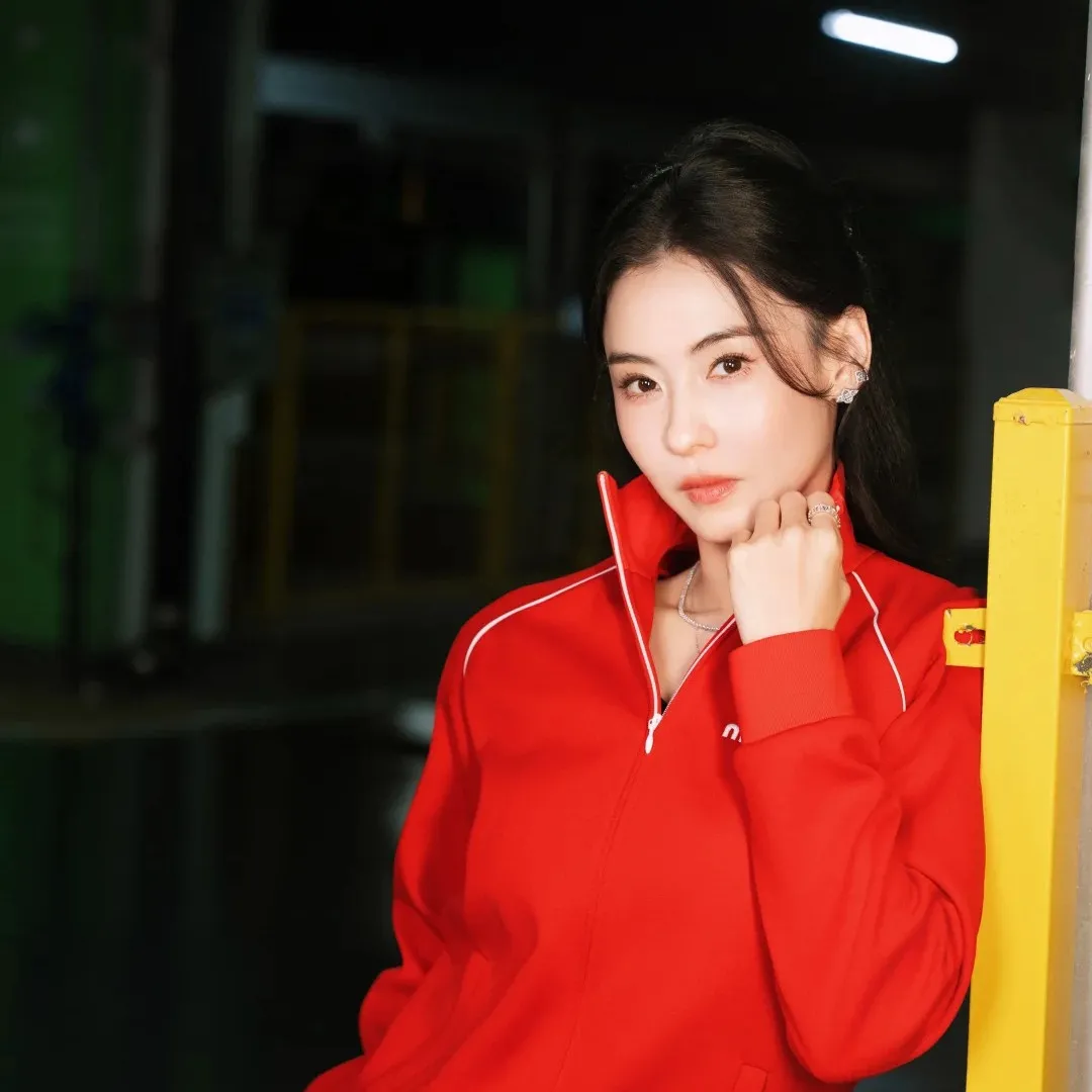 張柏芝二仔打排球「起手扣殺」型到爆！正面靚仔樣獲激讚：同媽媽一模一樣！