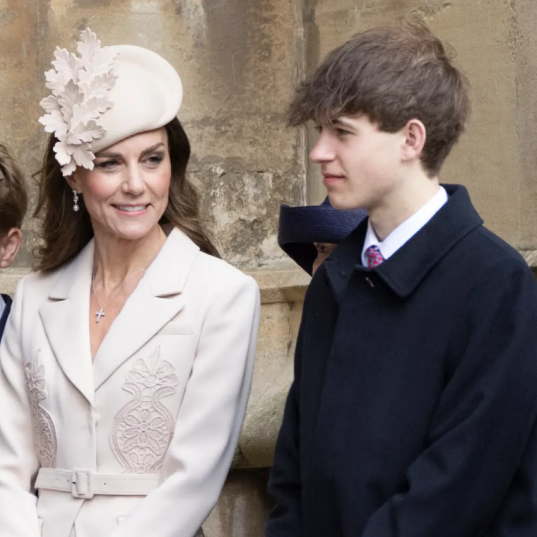 英國王室｜喬治王子被比下去？凱特王妃身後的「憂鬱帥哥」神顏曝光獲封「英國王室顏值擔當」！