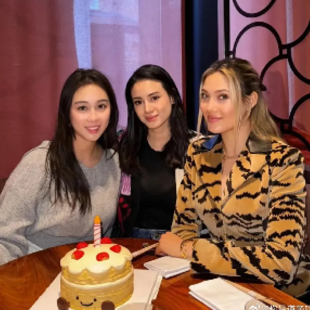 何超欣、谷愛凌驚喜合體大派比堅尼福利！兩大女神身材超fit不相伯仲！