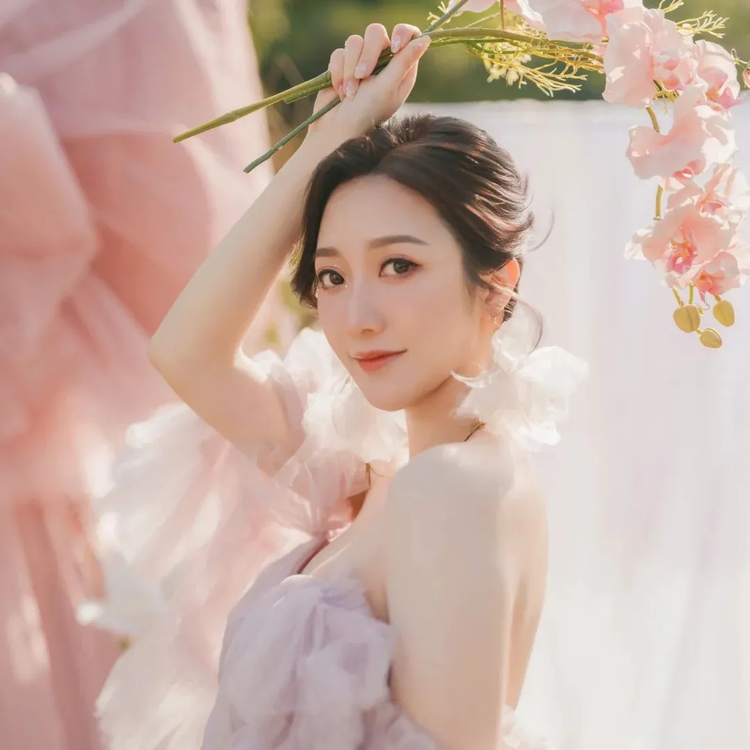 何依婷舉辦盛大生日會慶祝 1 歲女生日！超巨型氣球蛋糕展現極致奢華！