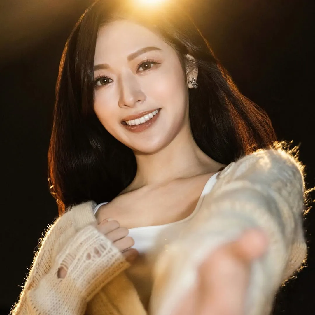 馮盈盈黑色開衩長裙美腿若隱若現！貼身剪裁勾勒玲瓏浮凸S型曲線！