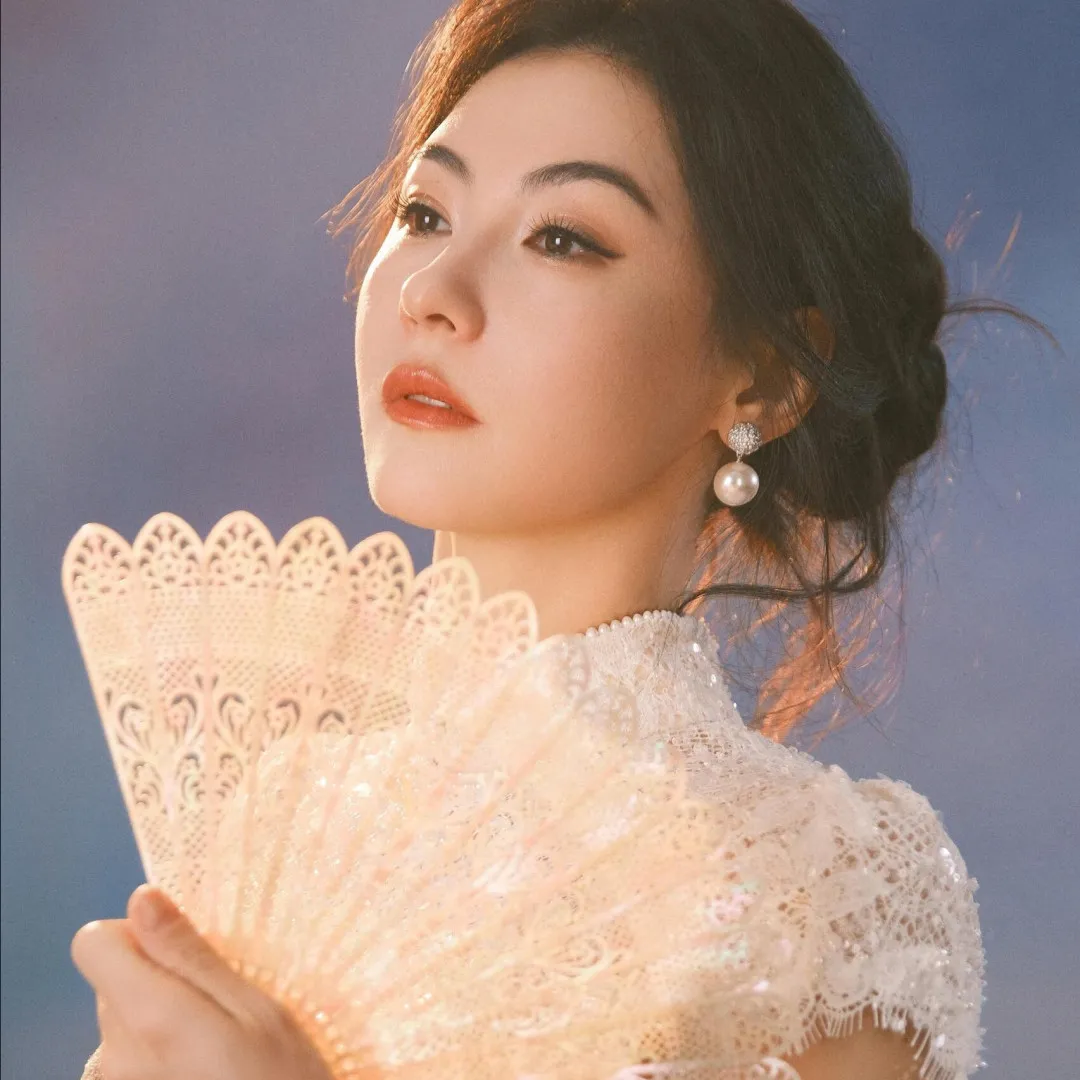 張柏芝重穿19歲初出道白裙晒逆齡童顏！12歲童年照驚喜曝光獲讚「純過蒸餾水」！