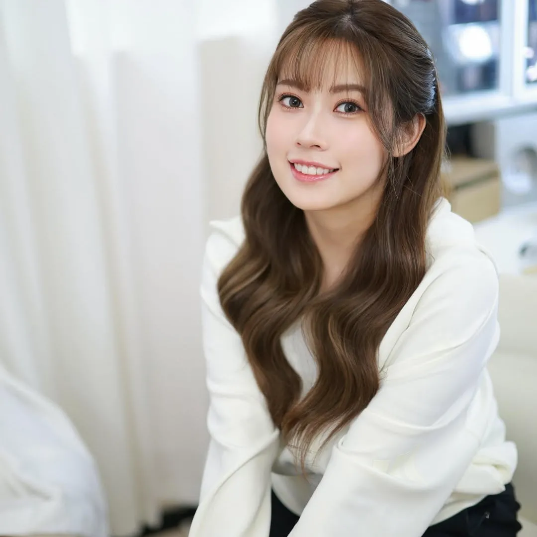 波波黃婧靈捨棄性感標籤改走高冷路線！抹胸香檳珠片裙展現女人味一面！