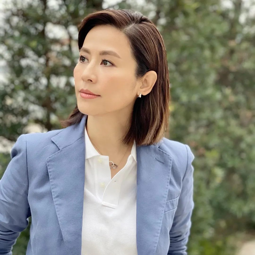 宣萱26年前金像獎片段曝光！與螢幕男友擔任頒獎嘉賓！捲髮造型令人眼前一亮！