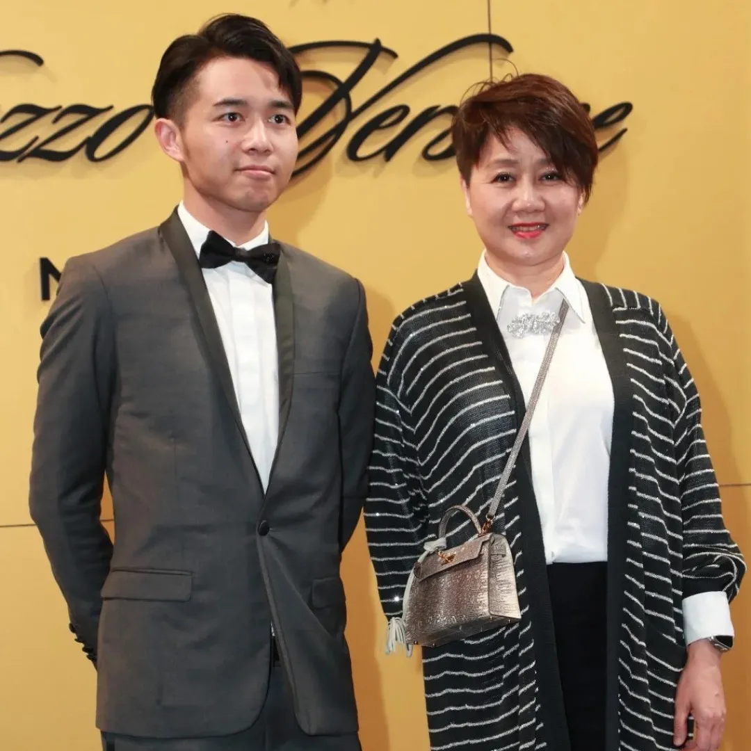 賭王四房大仔何猷亨激罕攜仙氣新歡放閃！頭貼頭甜蜜合照流出！超高顏值不輸女星！