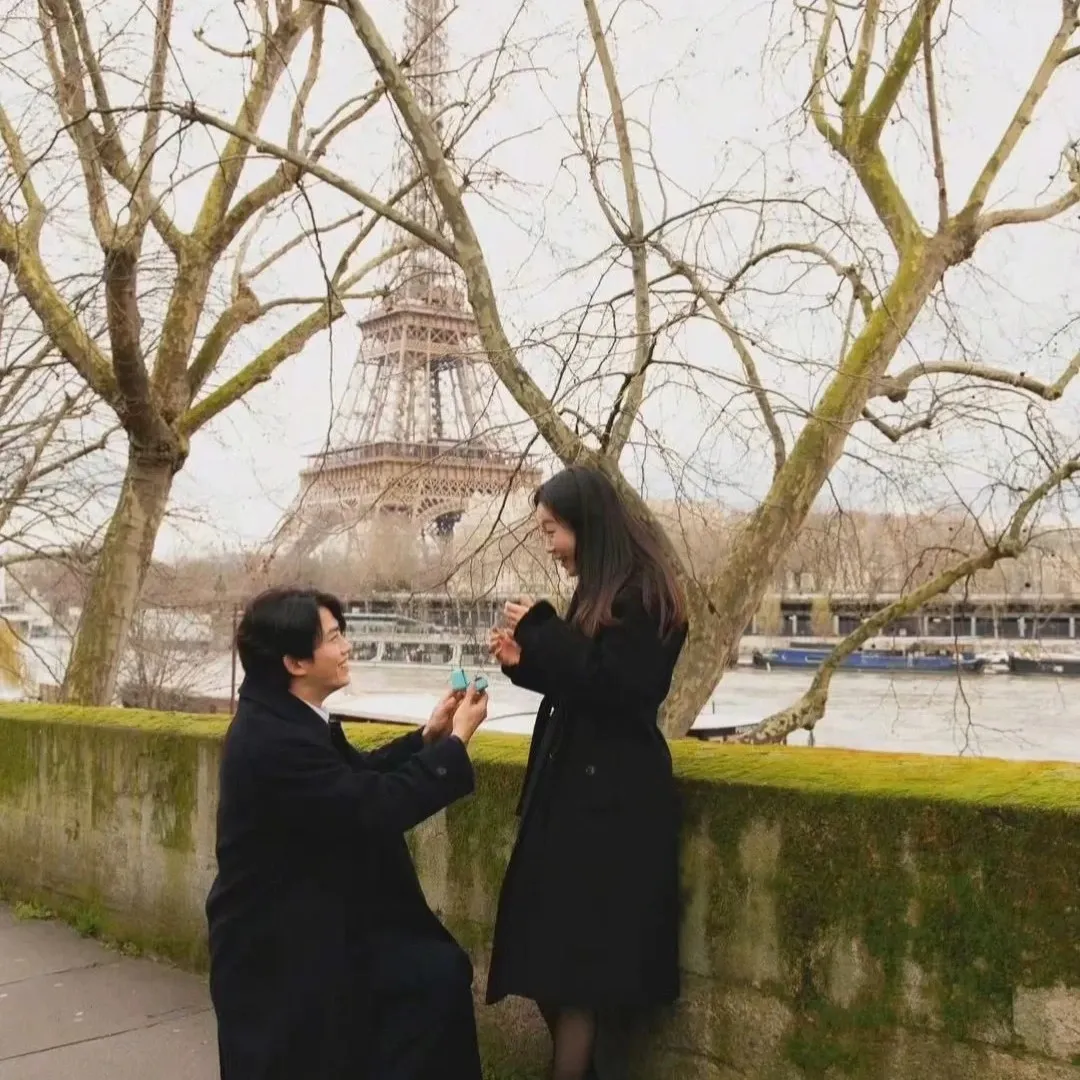 37歲肌肉男神婚照意外曝光！巴黎鐵塔下求婚喜帖藏浪漫告白！