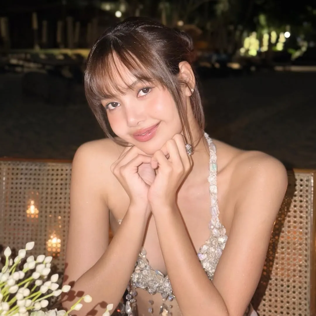 BLACKPINK Lisa真空上陣挑戰透視裝！轉身大露背展現螞蟻腰完美比例！