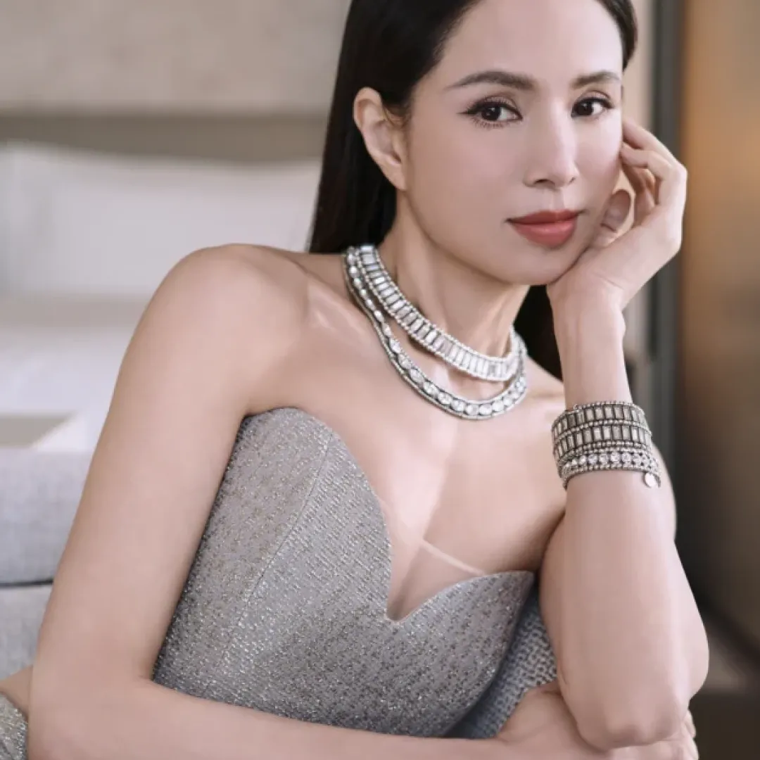 60歲李若彤貼身旗袍騷小蠻腰令人驚艷！逆生長美貌被激讚年輕30年！