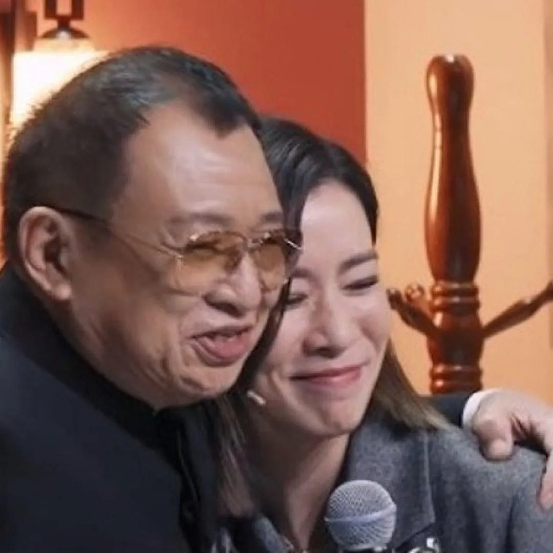 佘詩曼兌現「爸爸」許紹雄遺願！與契妹許惠菁頭貼頭慶生：妳永遠不孤單！