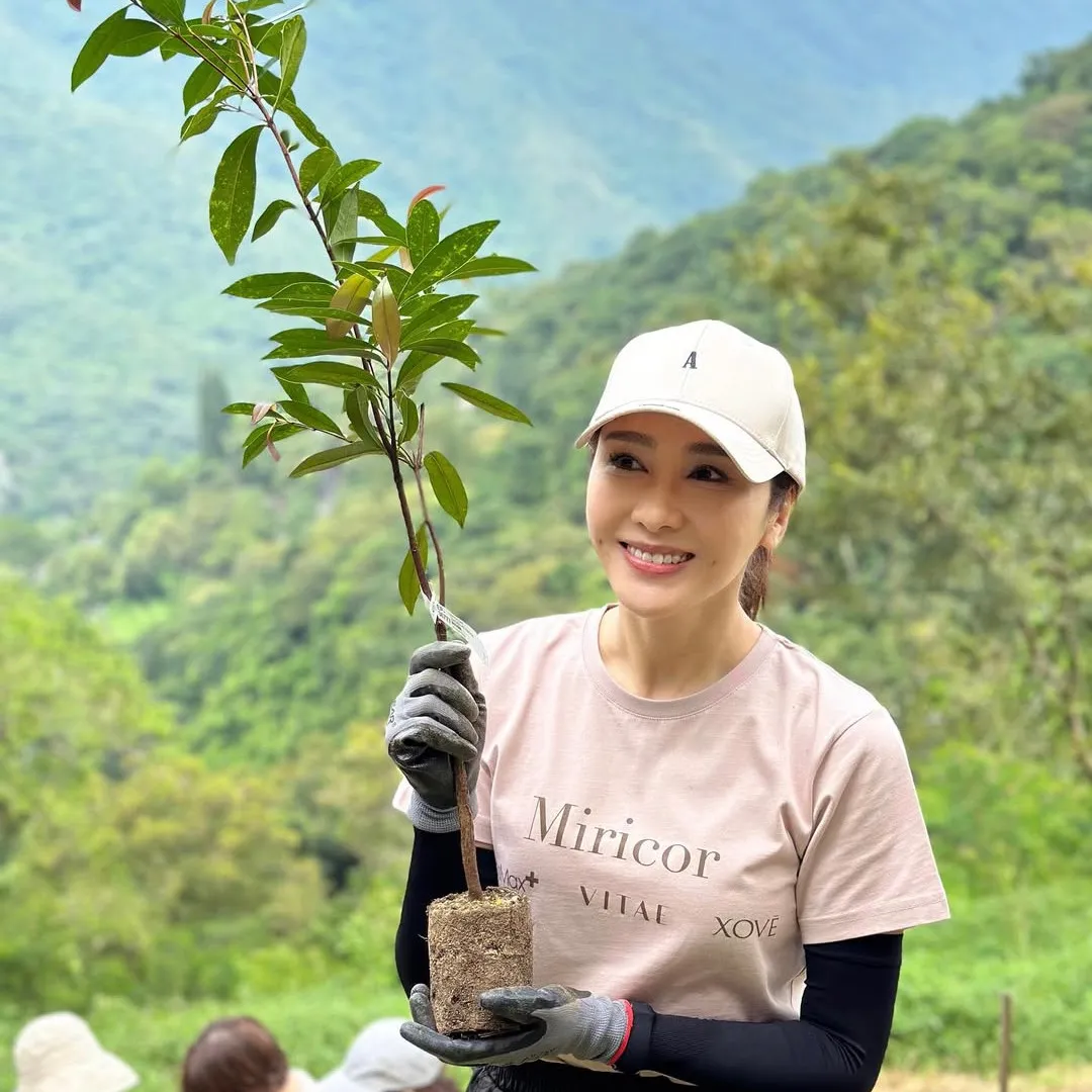 黎姿息影多年驚喜現身街頭拍片！意外被認錯做圈中另一凍齡女神？！
