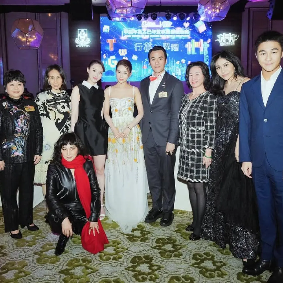 何超蕸追思會何家四房齊集送別！竇驍缺席再惹婚變疑雲！ 網民反應兩極：又以工作為由？