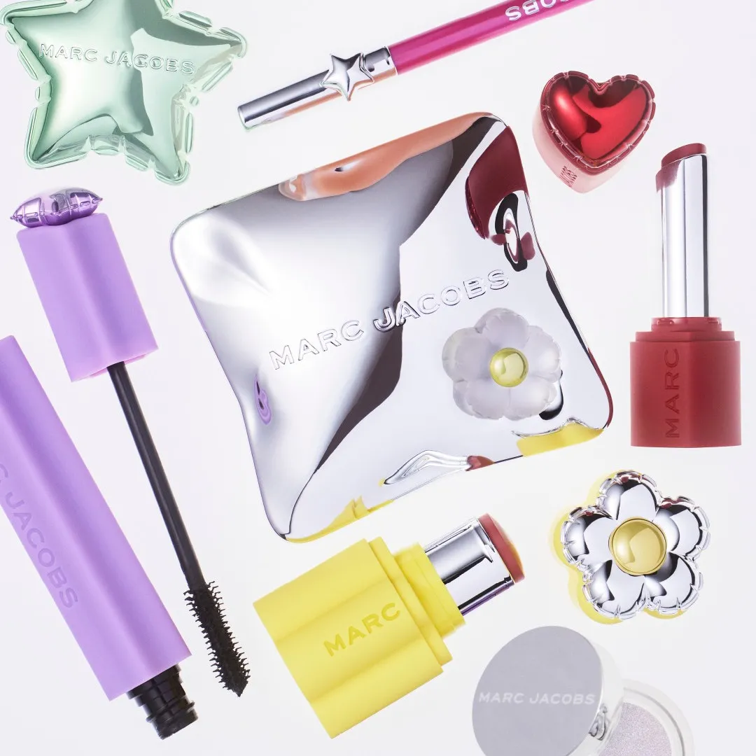 Marc Jacobs Beauty停產5年強勢回歸！全新可愛雛菊+星星包裝！必買眼線筆、心形唇膏！