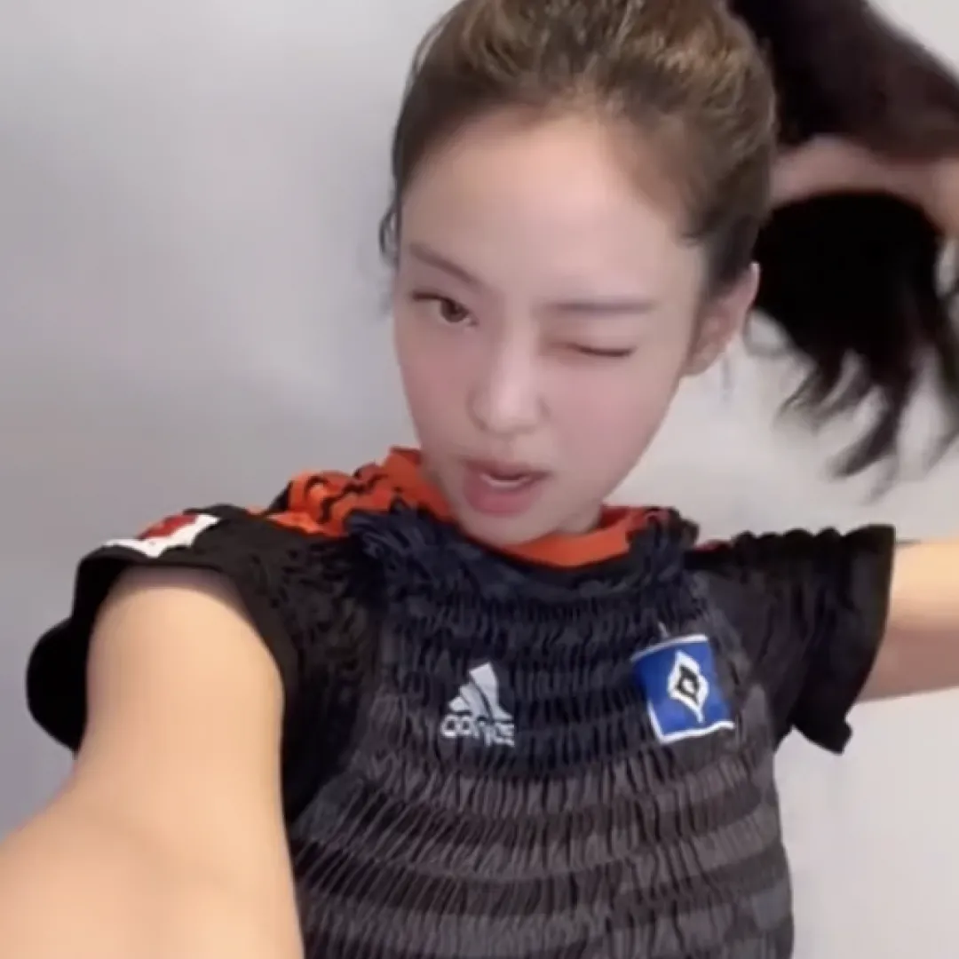 Blokecore波衫熱潮強勢回歸！Jennie、Lisa都著！必學球衣顯瘦穿搭法！球衣馬甲全新登場！