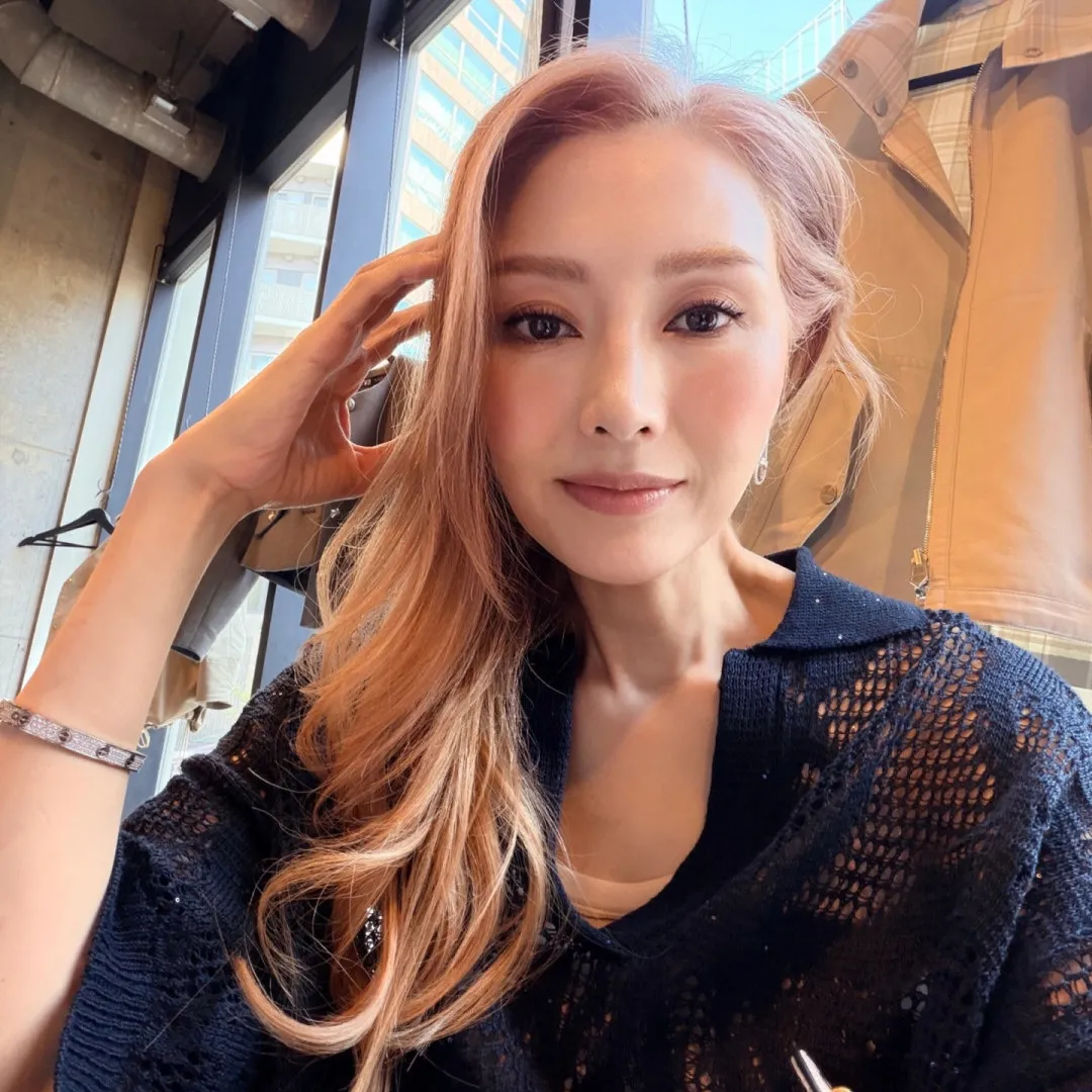 李嘉欣罕晒美背大展零贅肉少女身材！網民激讚：女王就是女王！