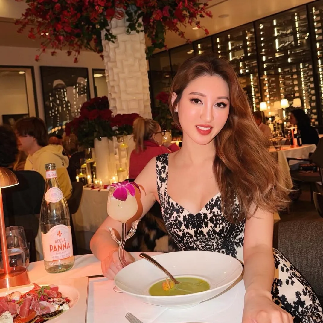 何艷娟高調出席常春藤盟校晚宴！結束30億爺孫戀依然無阻躋身上流！