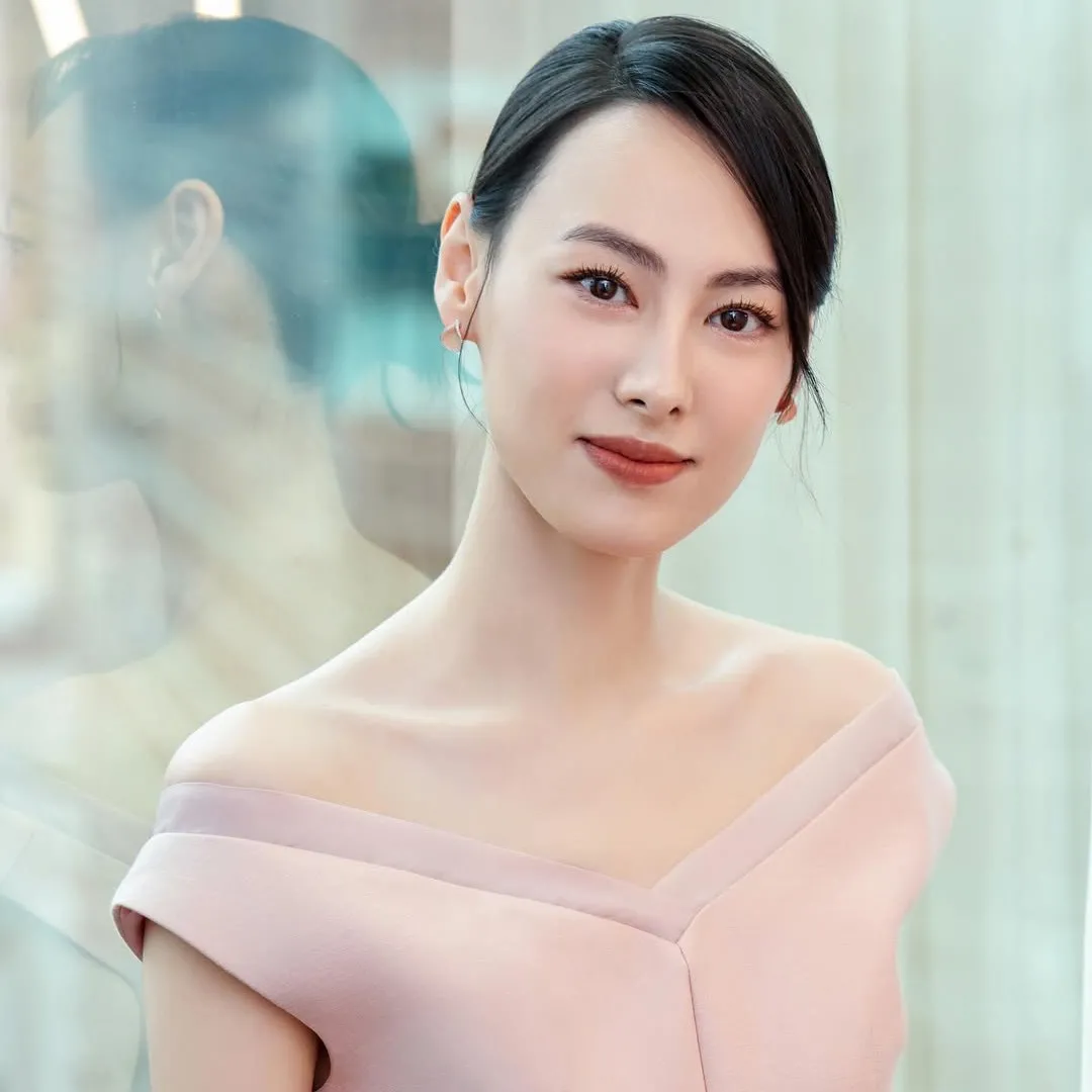 37歲梁洛施首度拖實內地導演男友行紅地毯！男方中指戴戒惹訂婚猜測？
