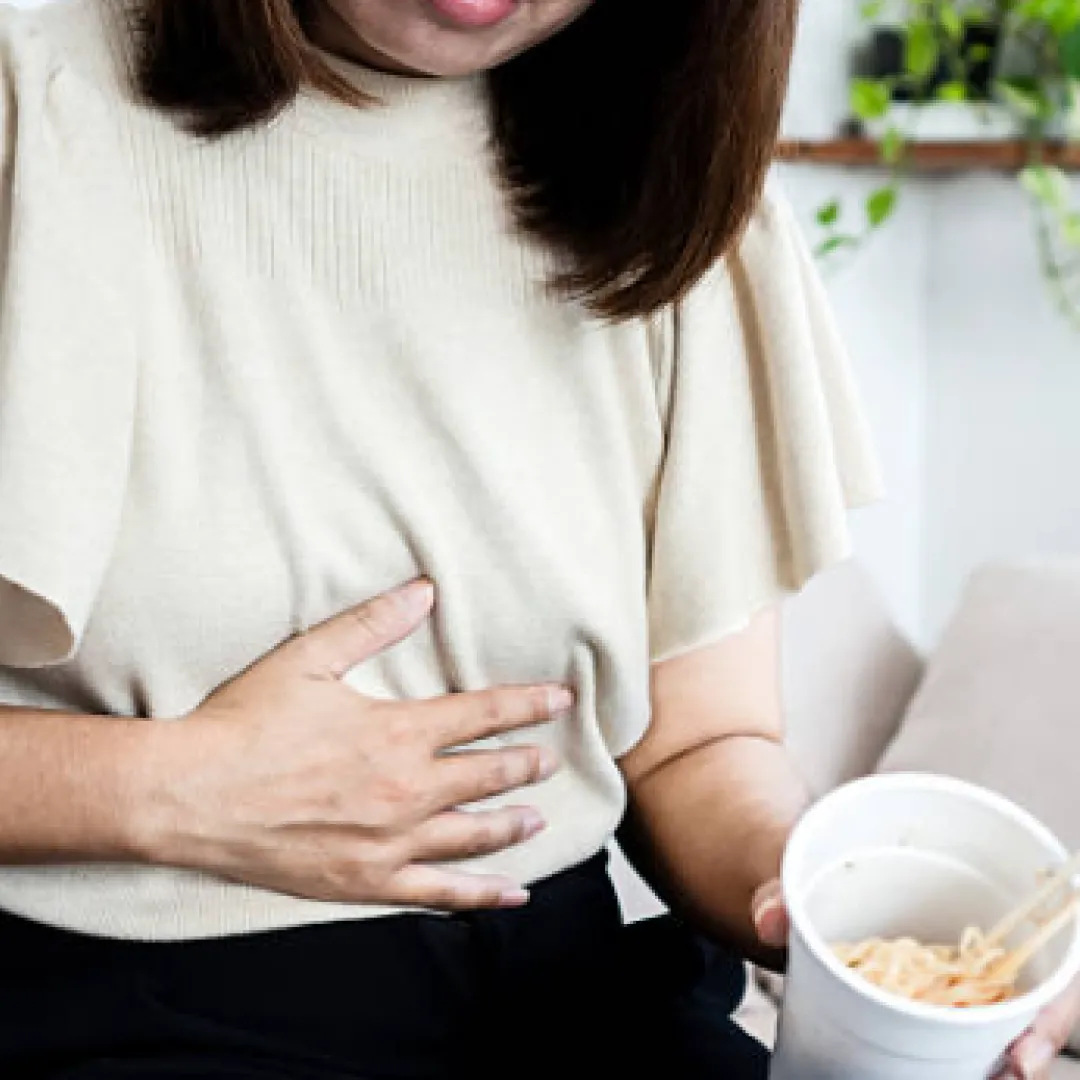 飯後胃脹驚現假肚腩？3大必學穴位按壓：紓緩反胃不適、消除脹氣悶痛