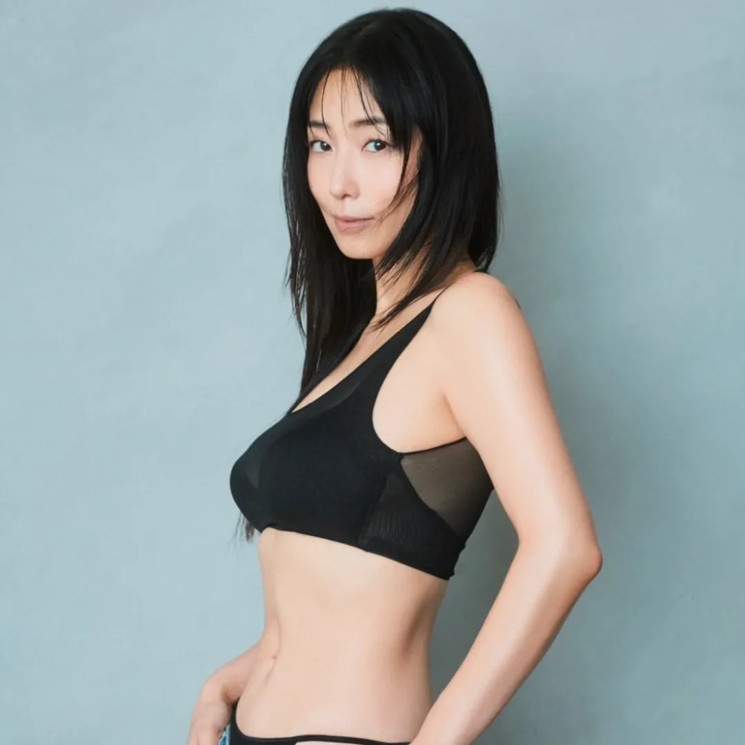 嘴角下垂元兇竟是它？日本凍齡女星MEGUMI傳授「1分鐘去法令紋操」！2大伸展動作提升輪廓！