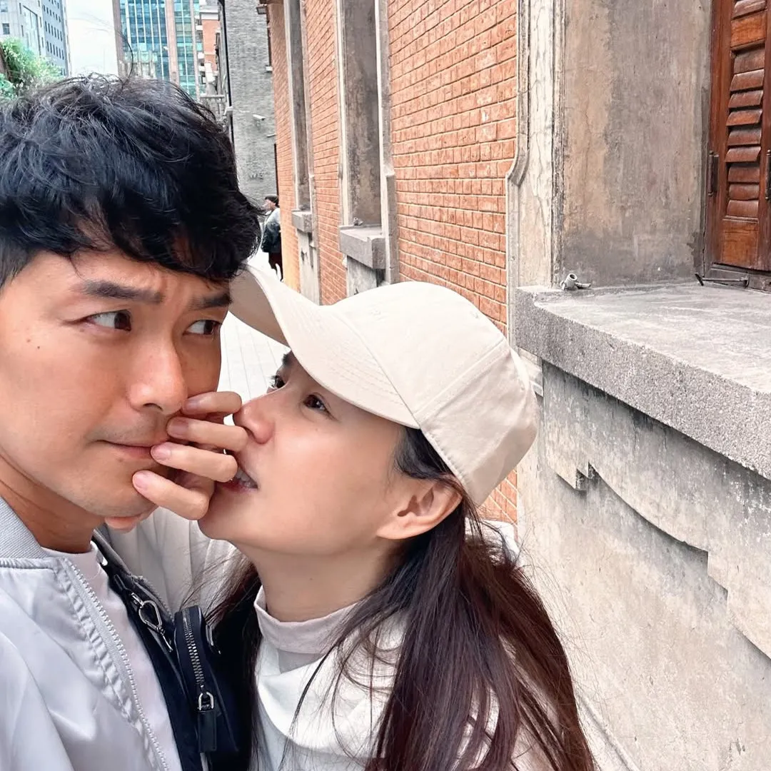 蕭正楠演唱會拖實老婆獻唱高調放閃！黃翠如鬆身衫難掩微凸小腹疑再度懷孕！