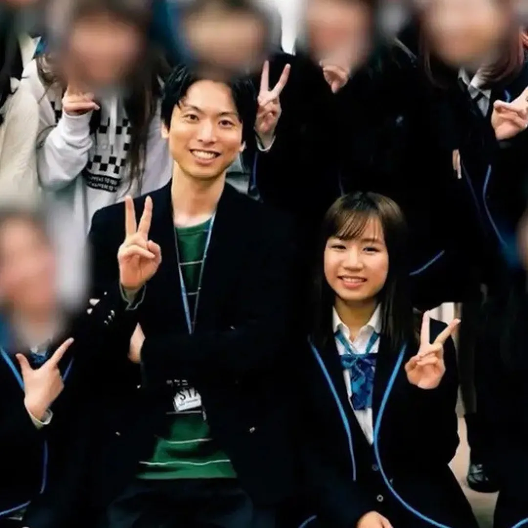 前日本女偶像暗戀大16歲班主任屢遭拒絕！畢業後堅持倒追終成功追到手！