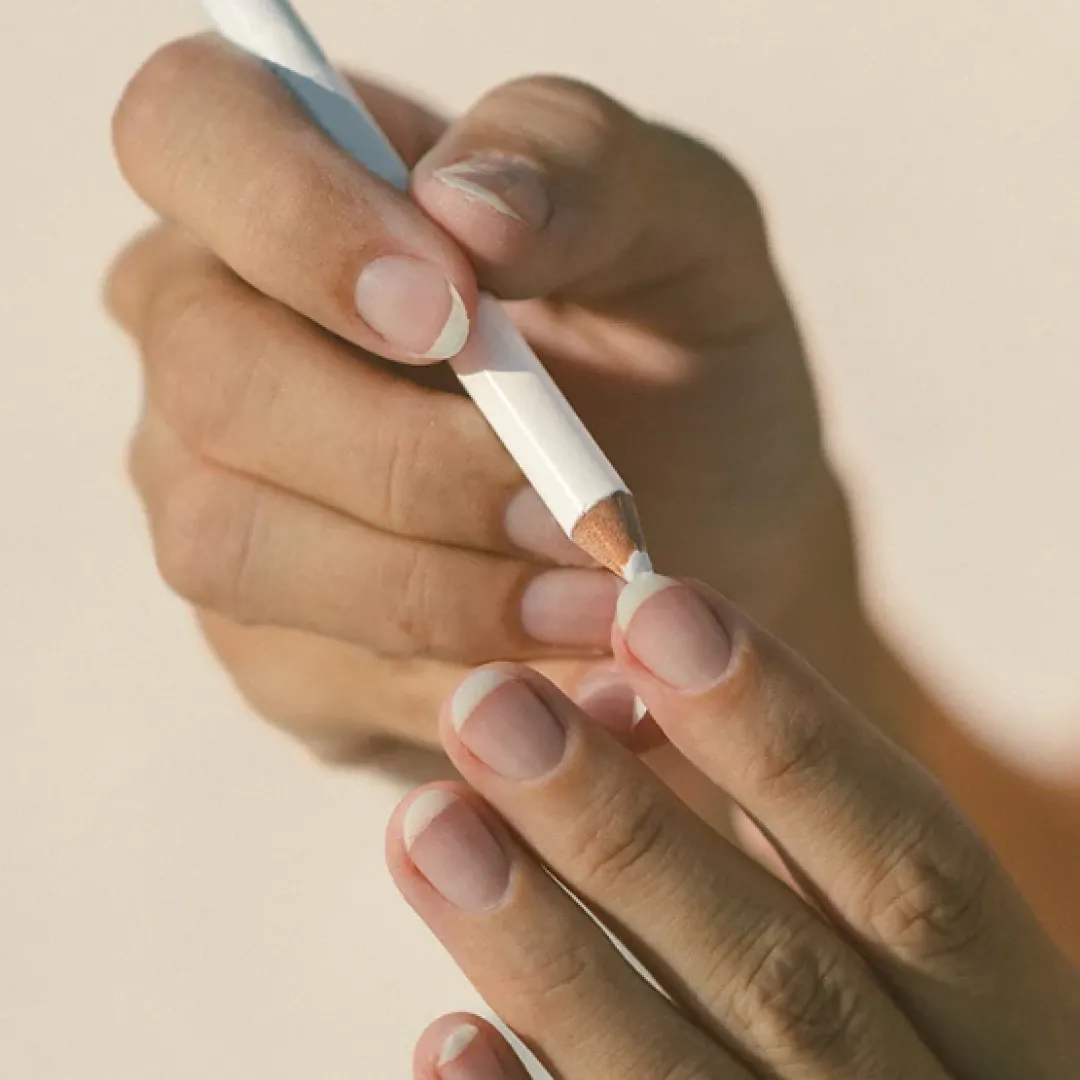 美甲界爆紅Bare Hands「白色美甲筆」！不傷甲兼免等待，30秒畫出超自然法式指甲！