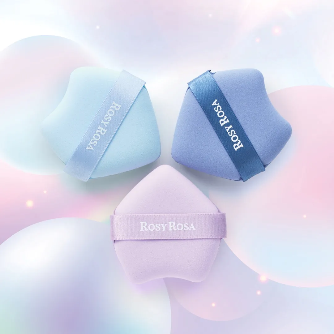 日本ROSYROSA 新出「多功能粉底粉撲」升級設計零死角貼合肌膚！$48入手3件連收納套
