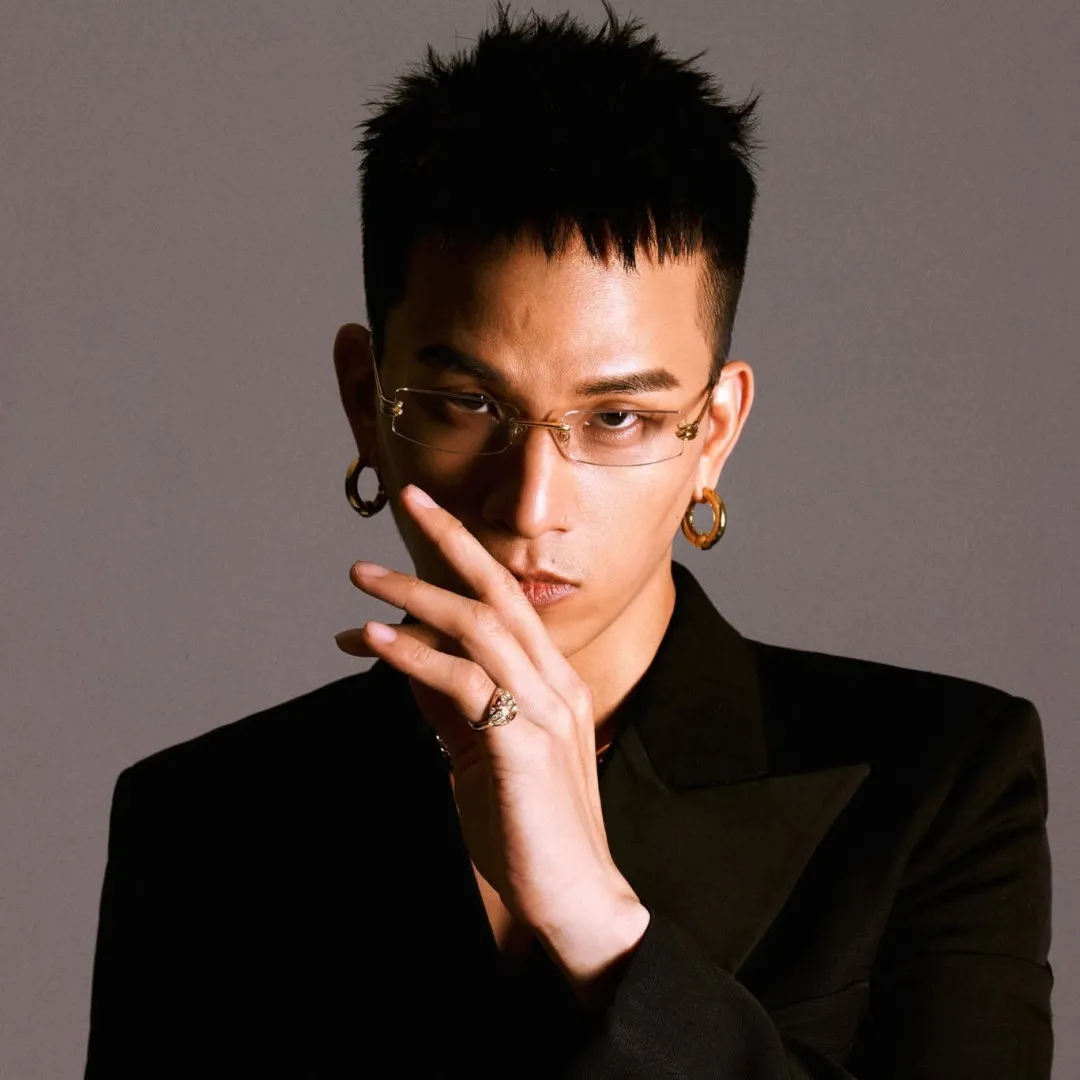 茄子蛋主唱黃奇斌婚後2年宣佈榮升一家三口！貼BB手仔相：爸爸愛妳！
