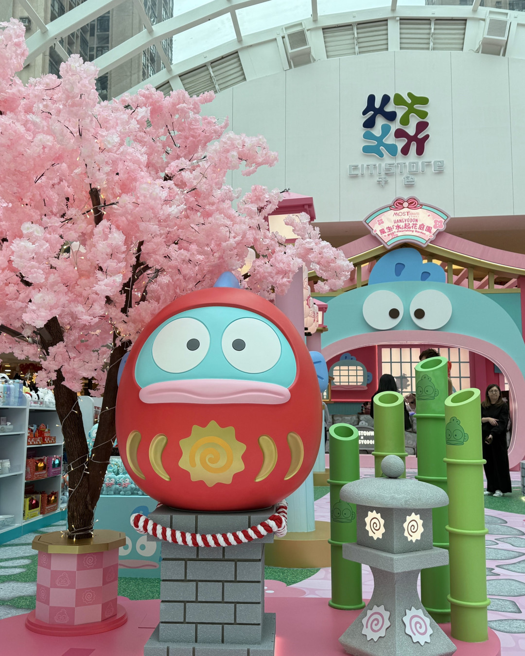 全港首個水怪HANGYODON新春花庭園！6米高日式溫泉風呂/逾200款Sanrio周邊