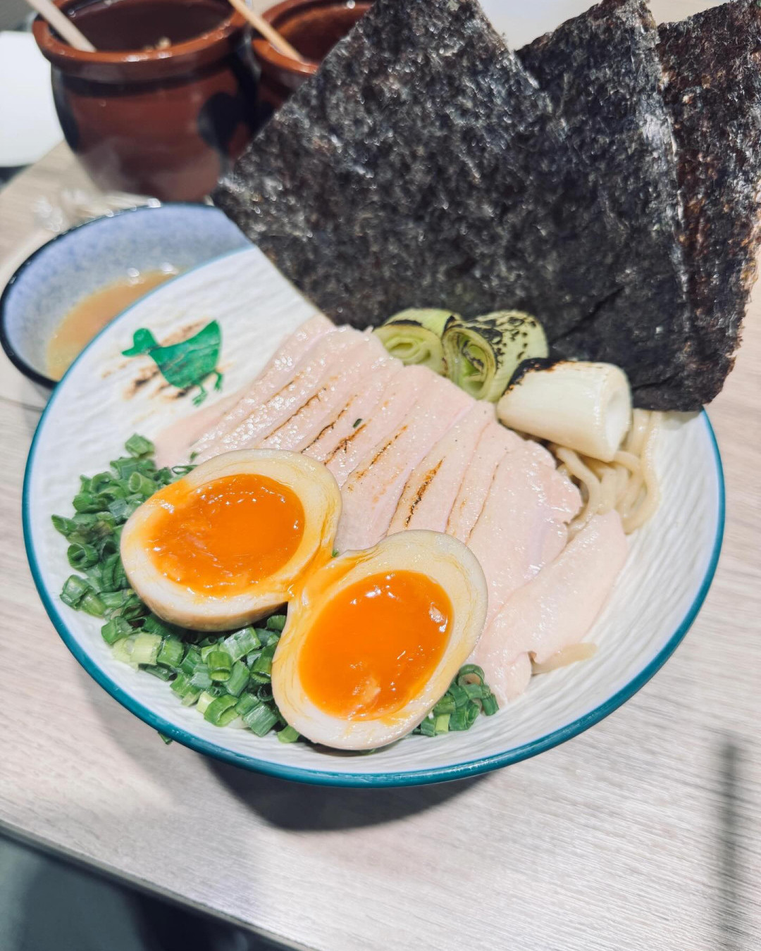 爆紅平價拉麵「鴨蔥自家製拉麵」進駐西九龍中心！招牌8小時原隻米鴨熬湯配炙燒慢煮鴨胸