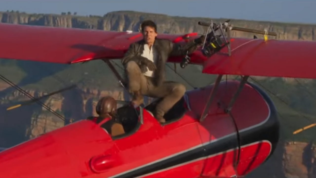 Tom Cruise於高空站飛機宣傳新戲  突360度旋轉下降 觀眾:「He is crazy」