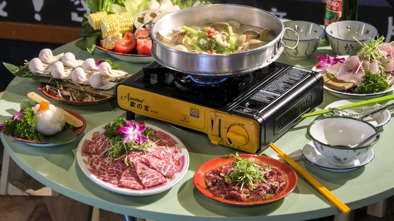 陀地大排檔賣港式火鍋 鎮店卜卜蜆 / 豪華用料沙嗲鍋 