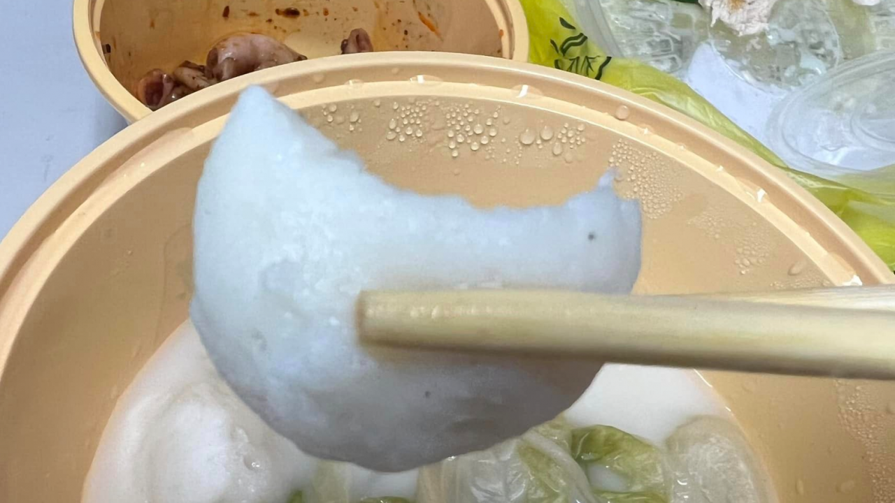 食外賣米線驚見咬了一半墨魚丸！　網民：屬於天文現象墨偏蝕