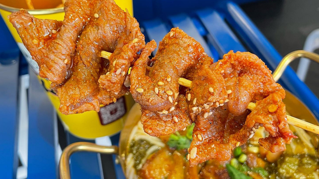 石門美食｜石門新開川菜麻辣燙小店「串串川」 自選麻辣冒菜／客家酸菜豬肉米線／鮮肉漢堡／黑糖冰粉