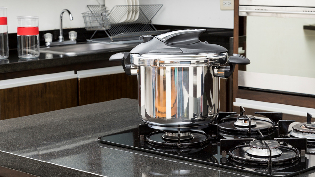 高壓煲蒸氣未釋放突爆炸 女子遭滾湯濺致二級灼傷